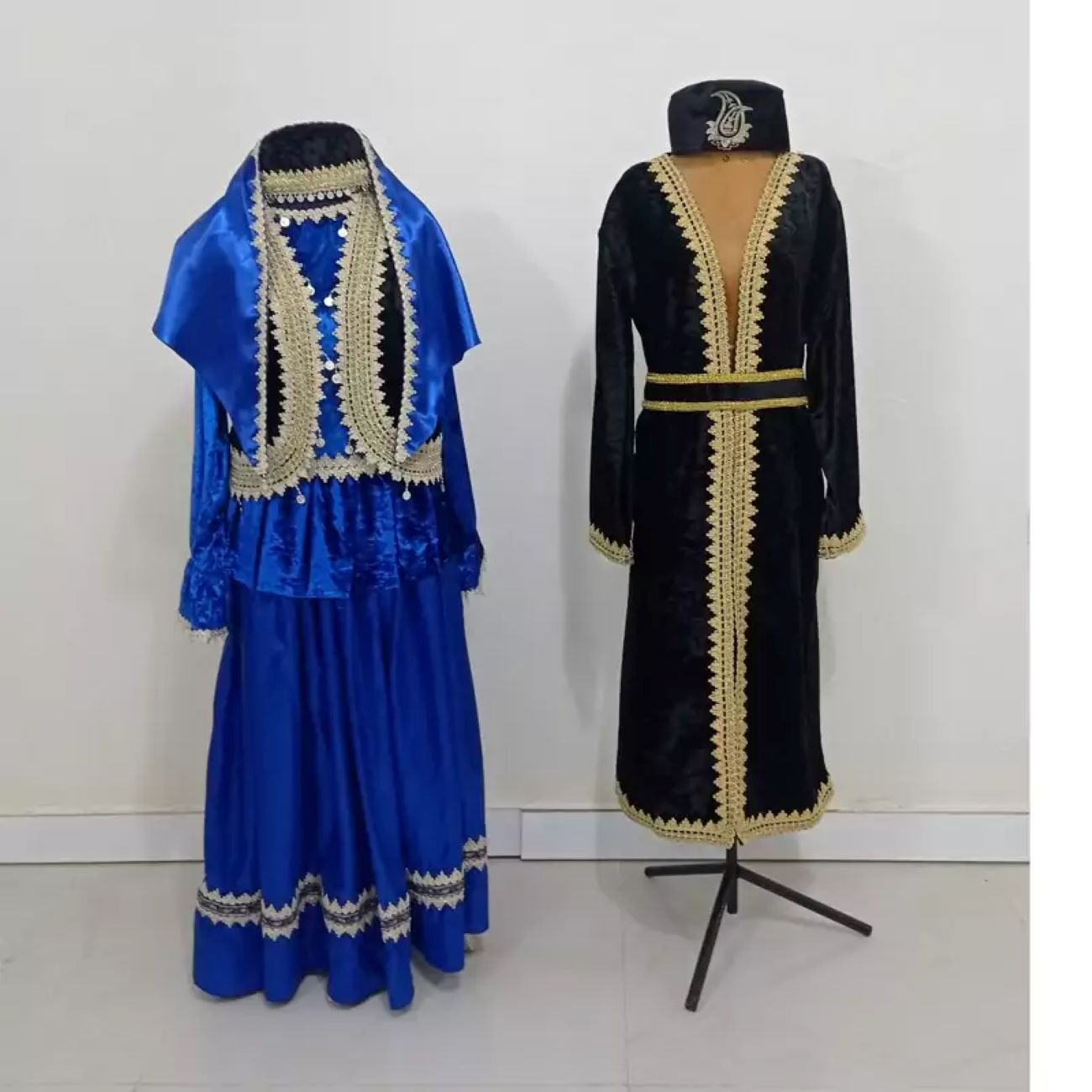 Qajar Kleidung mit Band- und Münzstickerei