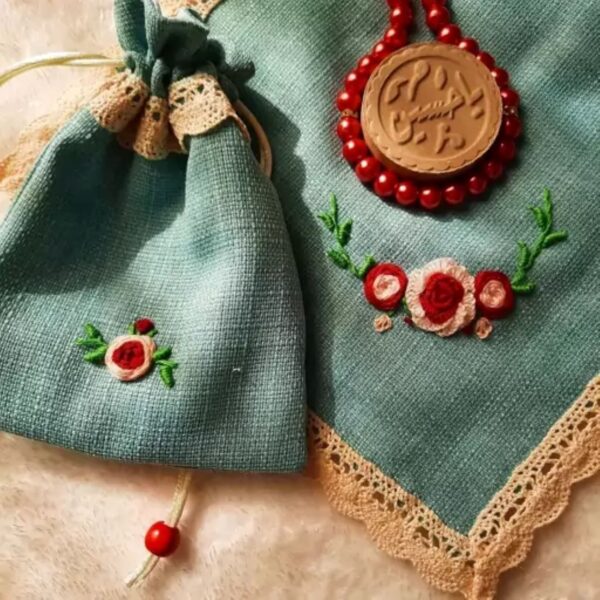 Stilvolle bestickte Gebetsmatte mit Turbah und Gebetskette