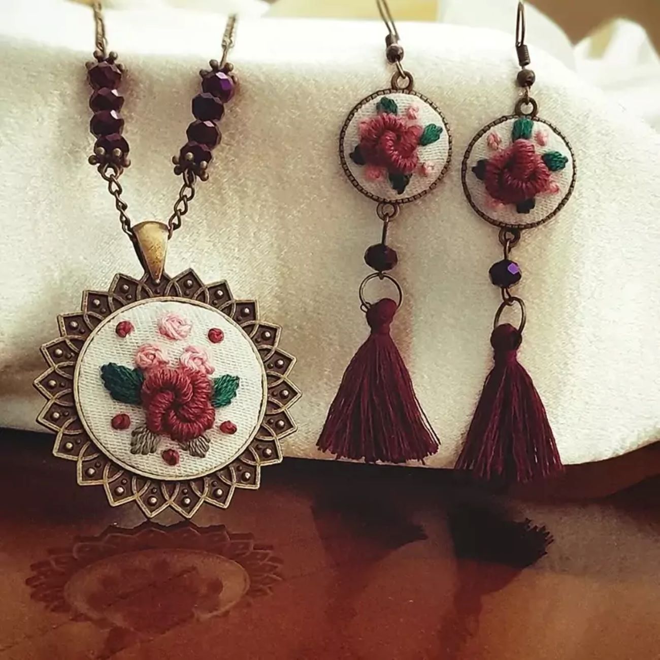 Besticktes Schmuckset mit Ohrringen, Ring und Halskette