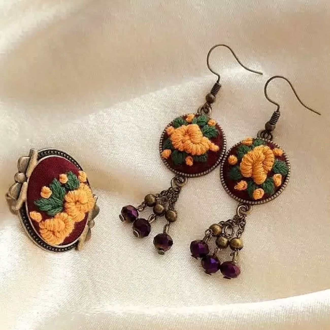 Besticktes Schmuckset mit kostenlosen Haarklammern und Schlüsselanhänger
