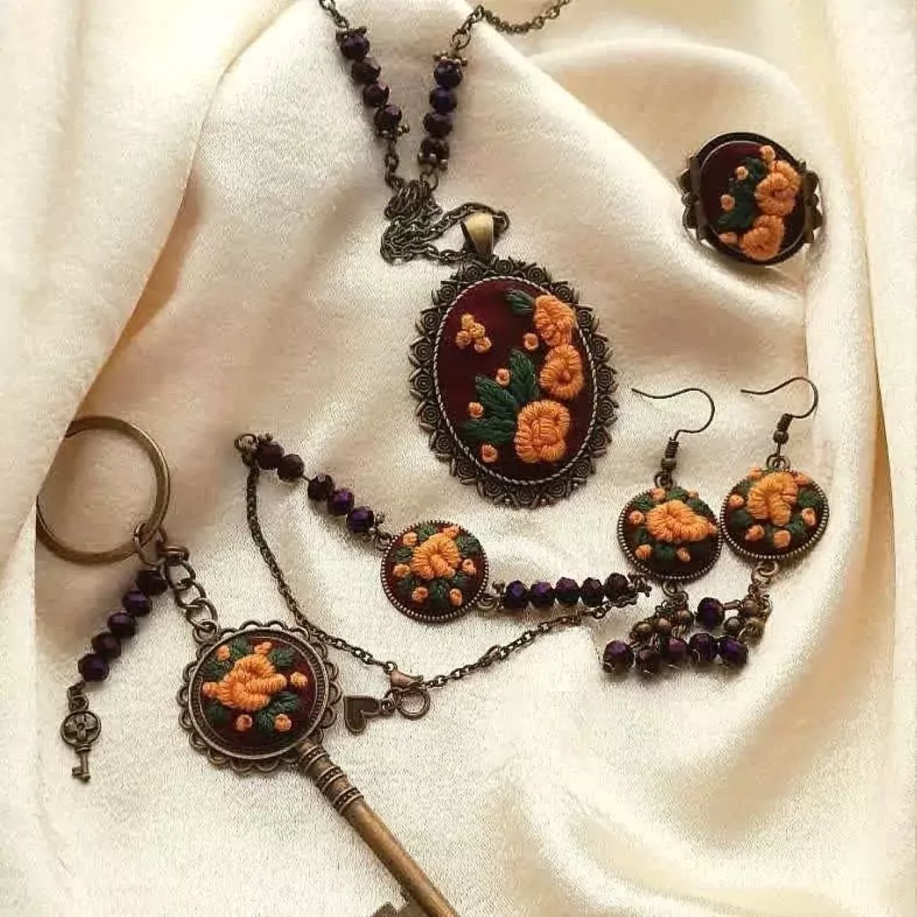 Besticktes Schmuckset mit kostenlosen Haarklammern und Schlüsselanhänger