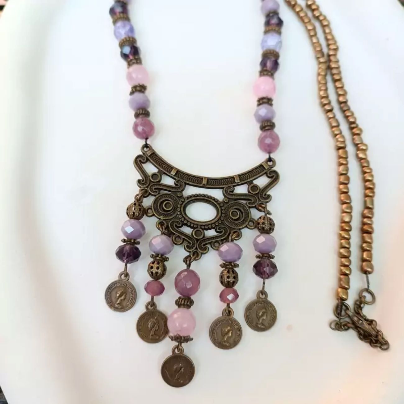 Traditionelles Halsketten- und Ohrring-Set mit lila Jade-Stein und lila Kristall