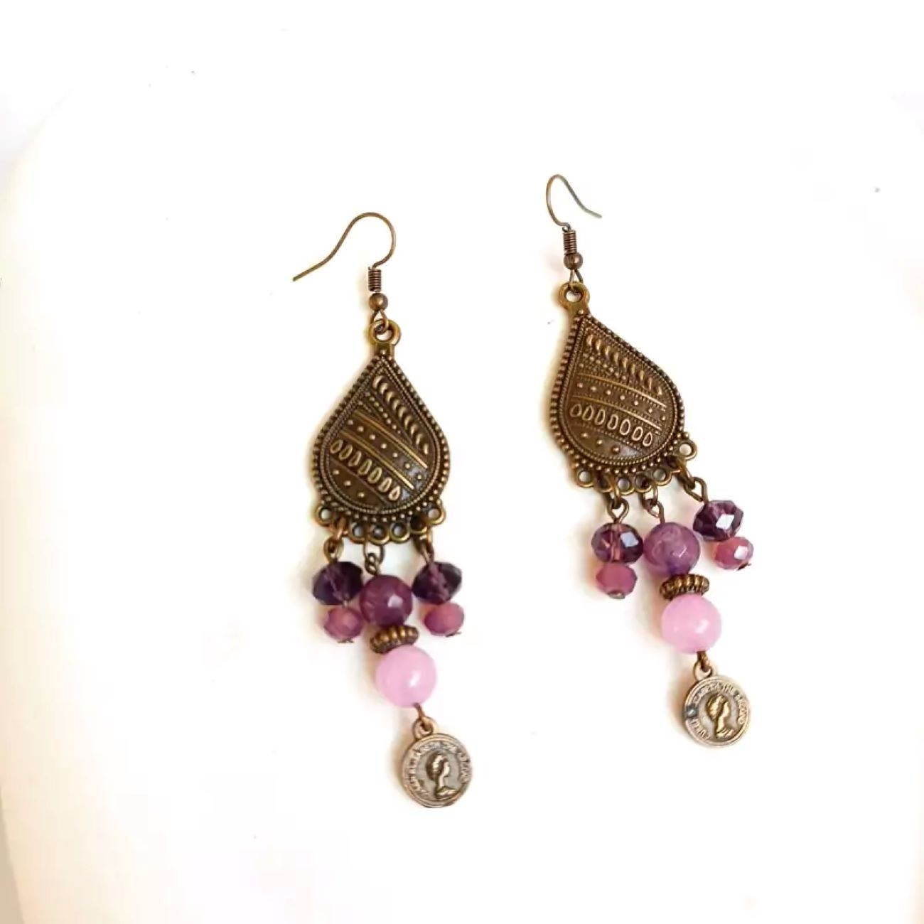 Traditionelles Halsketten- und Ohrring-Set mit lila Jade-Stein und lila Kristall