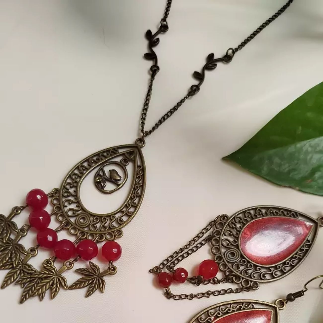 Traditionelles Halsketten- und Ohrring-Set mit Resin-Design