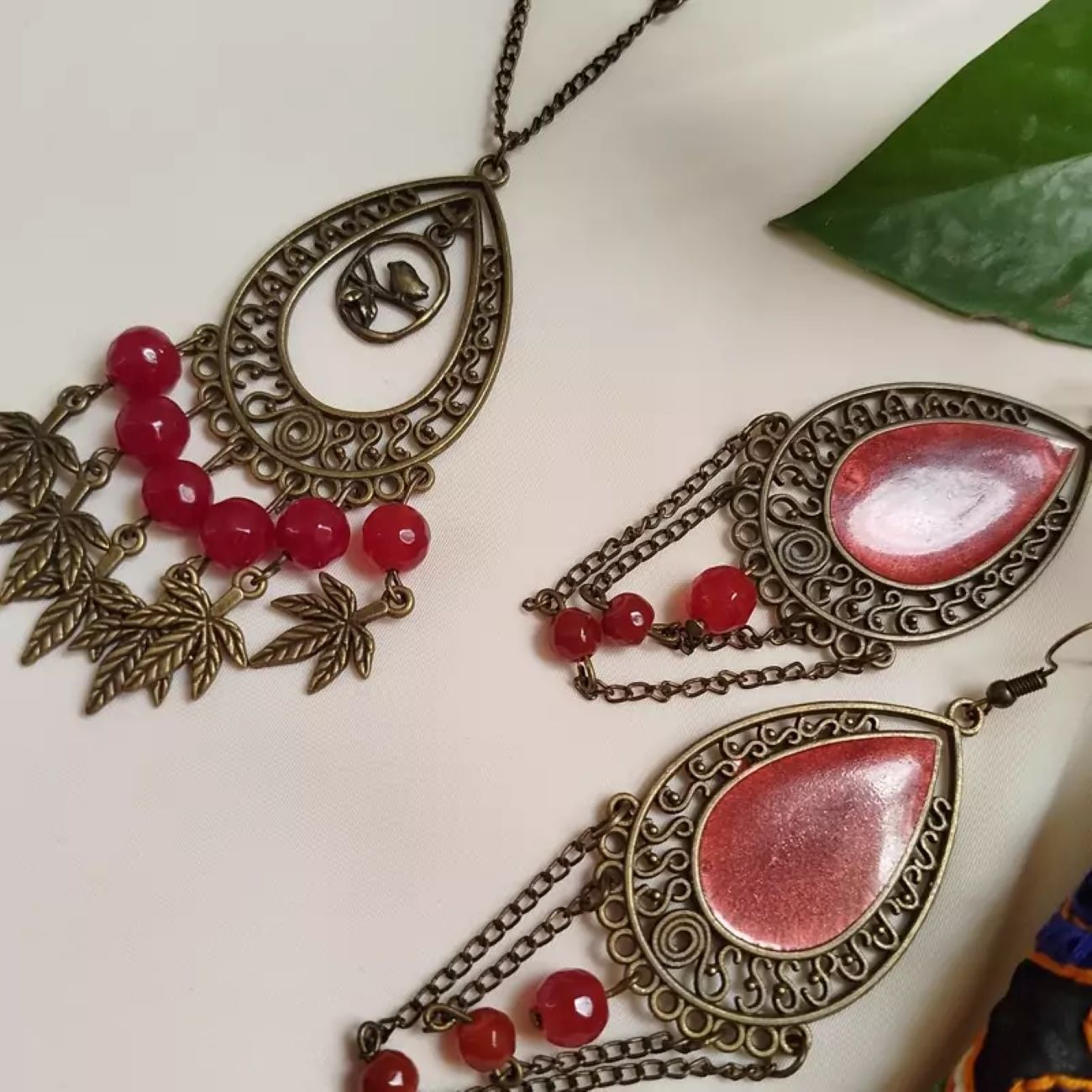 Traditionelles Halsketten- und Ohrring-Set mit Resin-Design