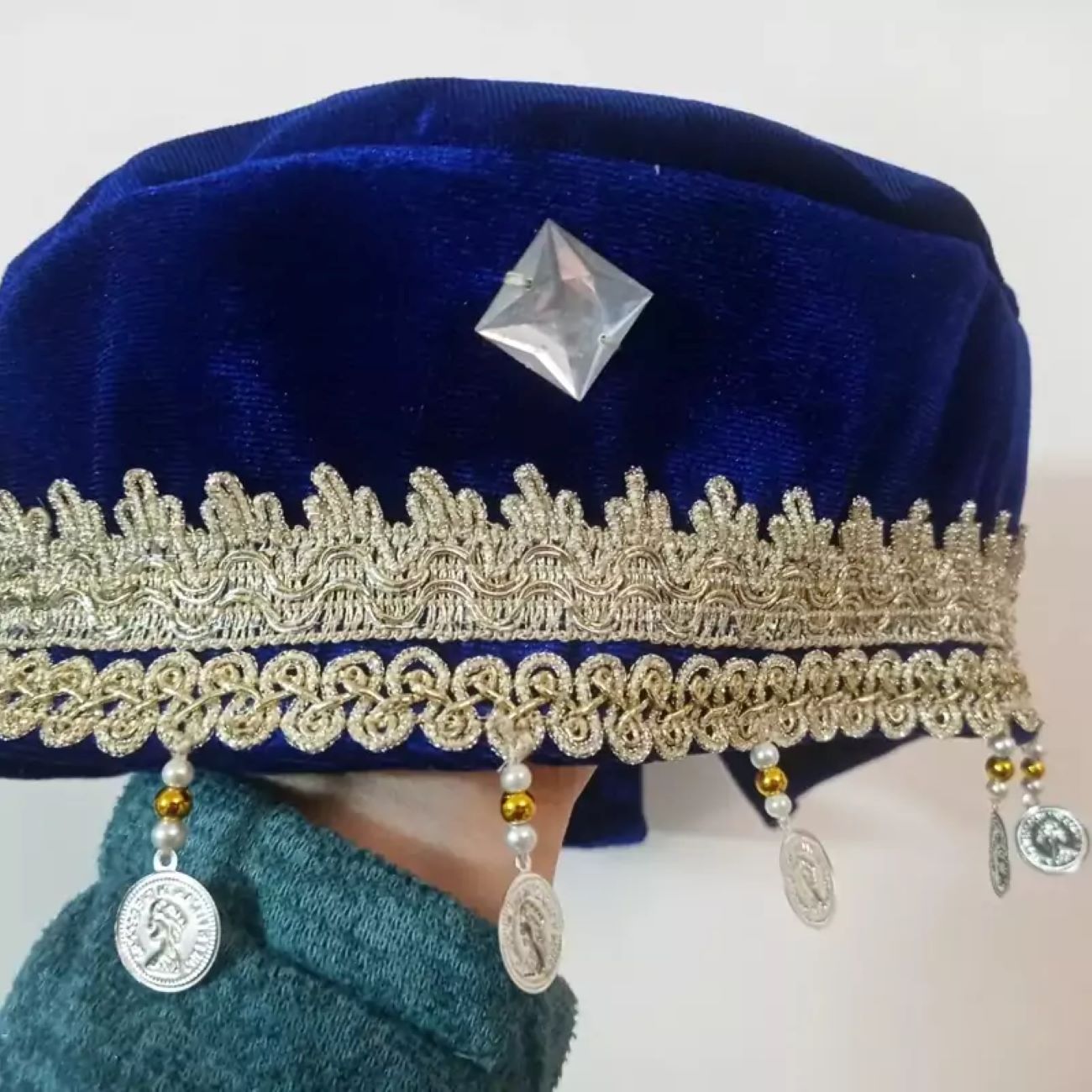 Traditioneller Samthut für Frauen und Mädchen mit Münzdesign