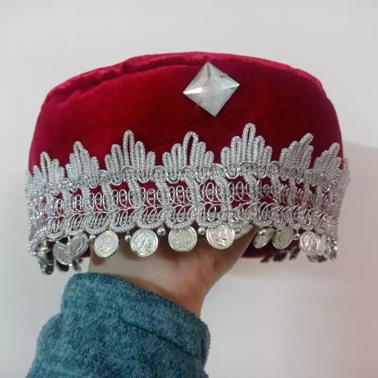Traditioneller Samthut für Frauen und Mädchen mit Münzdesign