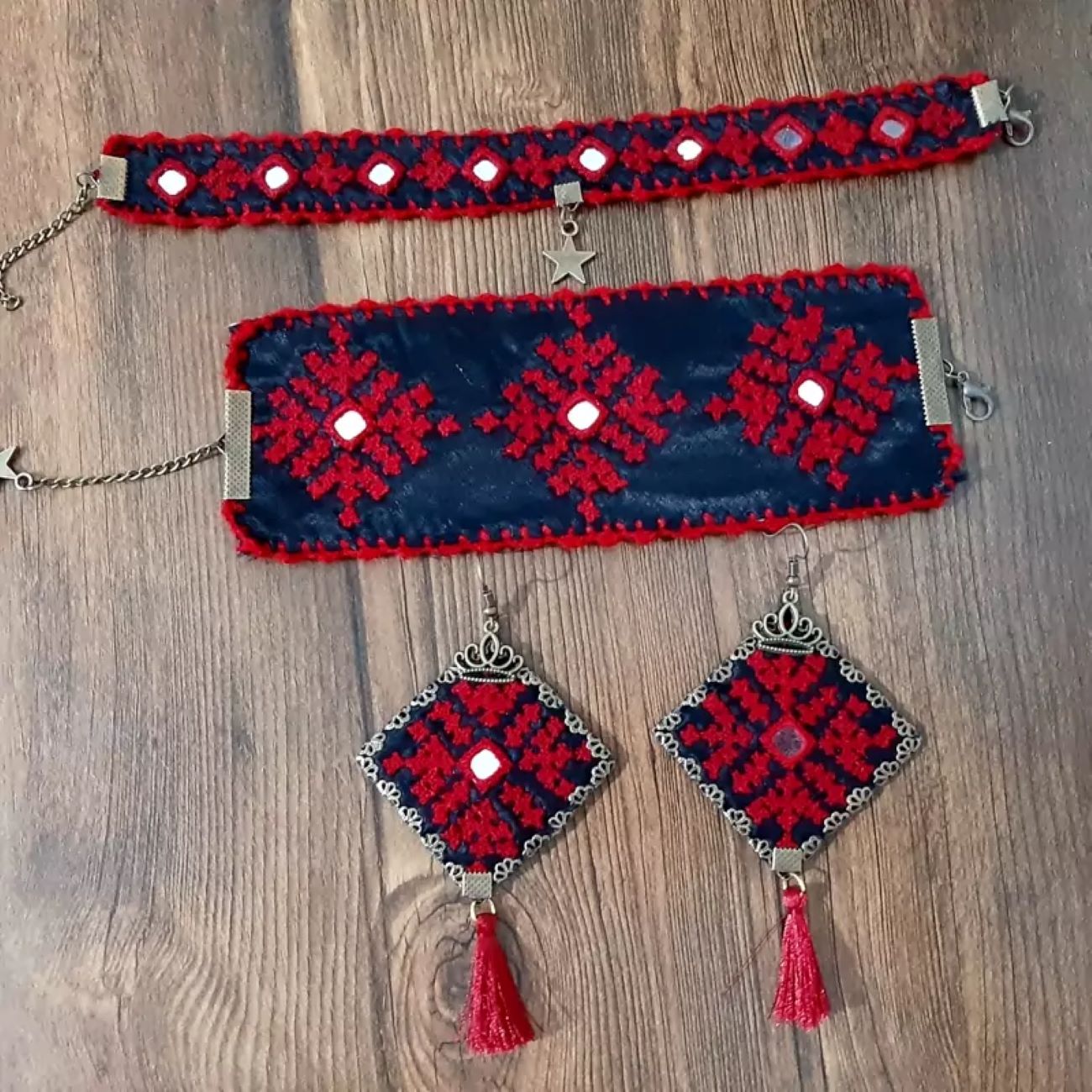 Einzigartiges besticktes Armband-, Ohrring- und Fußkettenset