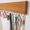 Schmuckhalter und Ordnungsständer aus Holz – Perfekt für Zuhause und Boutiquen