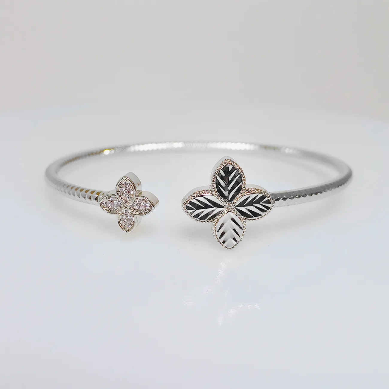 Armband für moderne Frauen – Stilvolles, Mutiges & Zeitloses Design in Silber