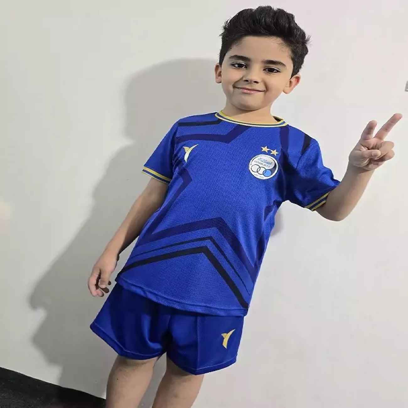Esteghlal Trikot mit Shorts – Fußball-Set für Kinder geeignet