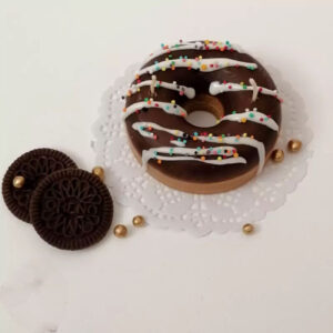 Schicke Schoko-Donut-Kerze mit Zuckerglasur, dekorativ