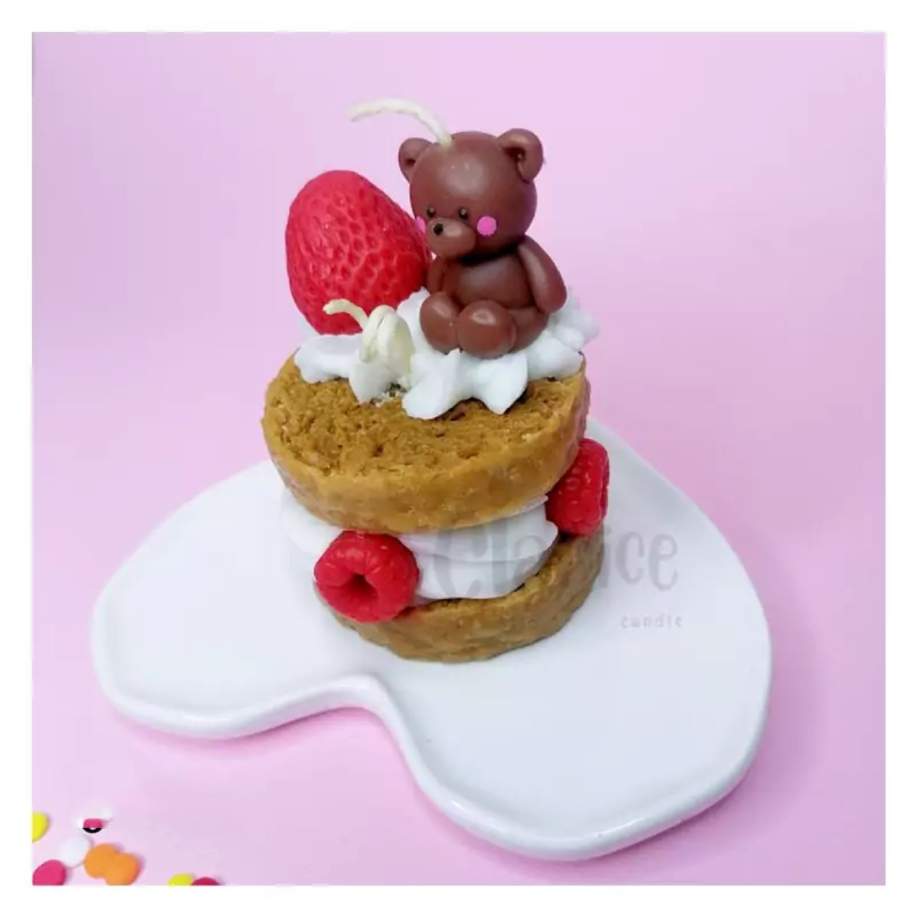 Handgefertigte Schichtkuchen-Kerze mit Bär und Erdbeere – dekorativ und originell
