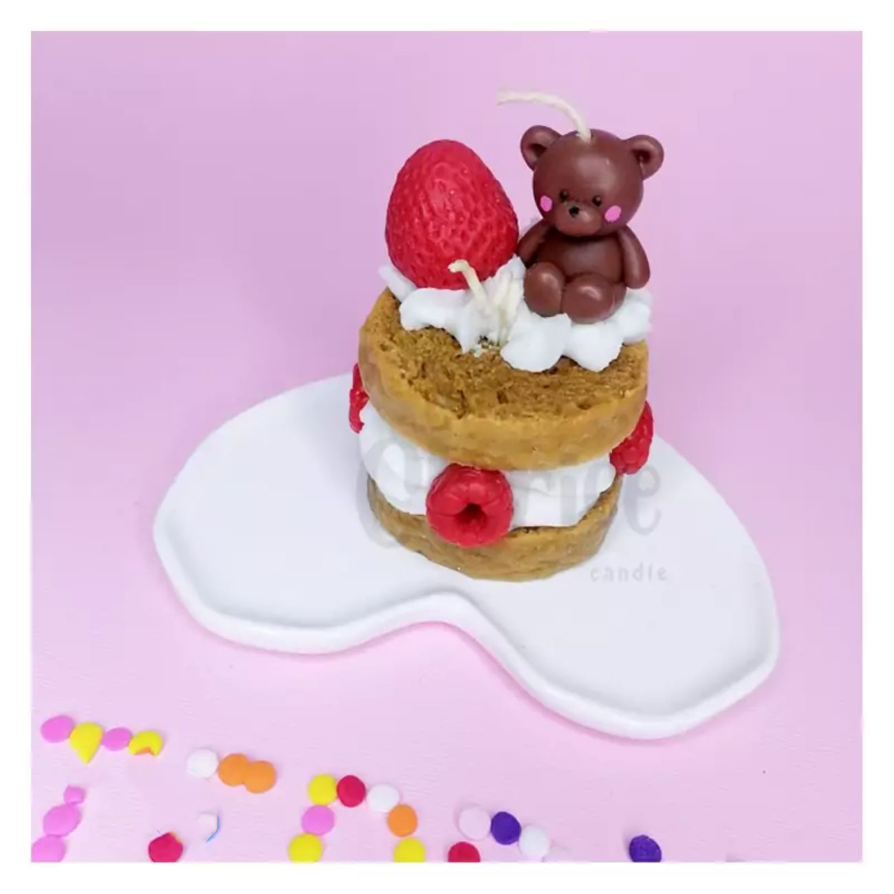 Handgefertigte Schichtkuchen-Kerze mit Bär und Erdbeere – dekorativ und originell