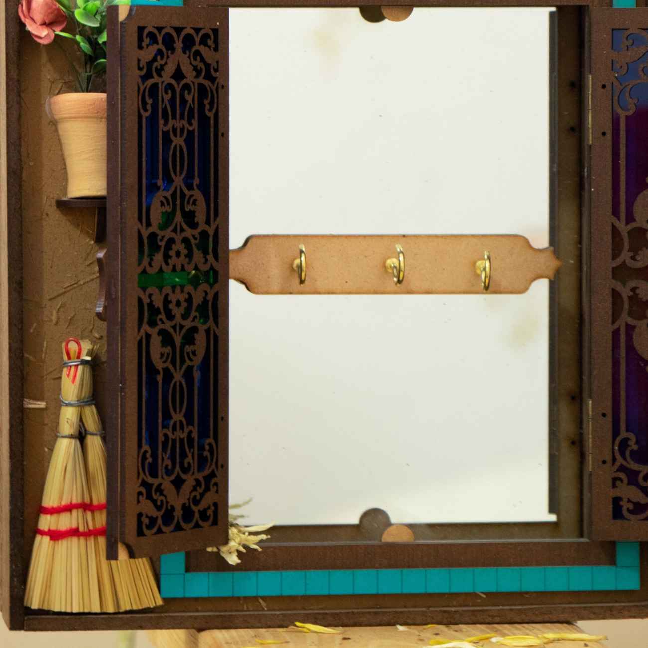 Hängender Holzspiegel-Schlüsselhalter mit traditionellem Türdesign