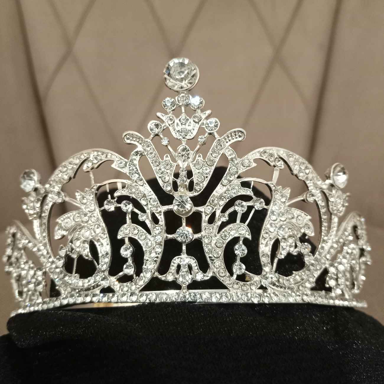 Ein Hauch von Glanz – Kristallhochzeits-Tiara – Teil von Hochzeits-Schmuckvitrinen oder als TIPP