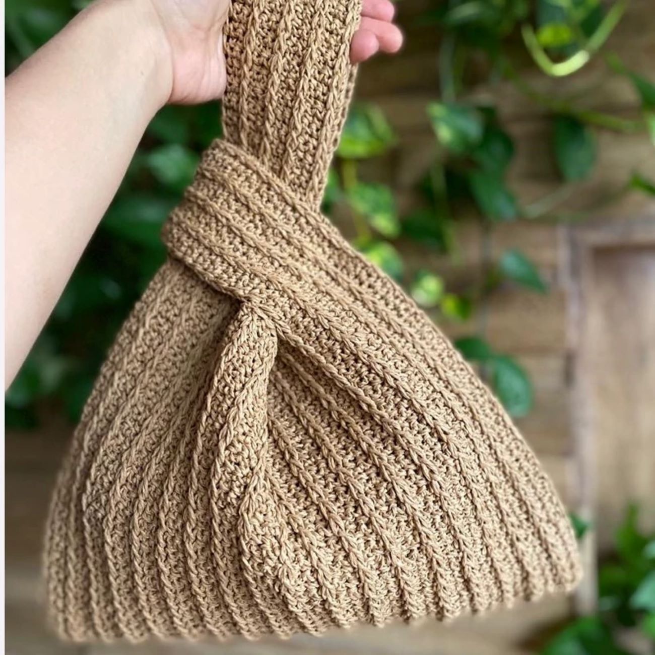 Handgefertigte Raffia-Schultertasche – Fein gehäkelt für einen stilvollen Look