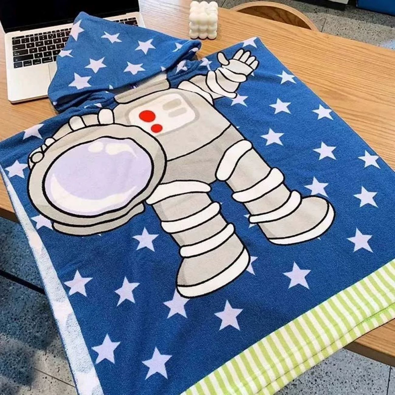 Hellblaue Baby-Badewickel mit Kapuze und Astronauten-Motiv – Weich und bequem