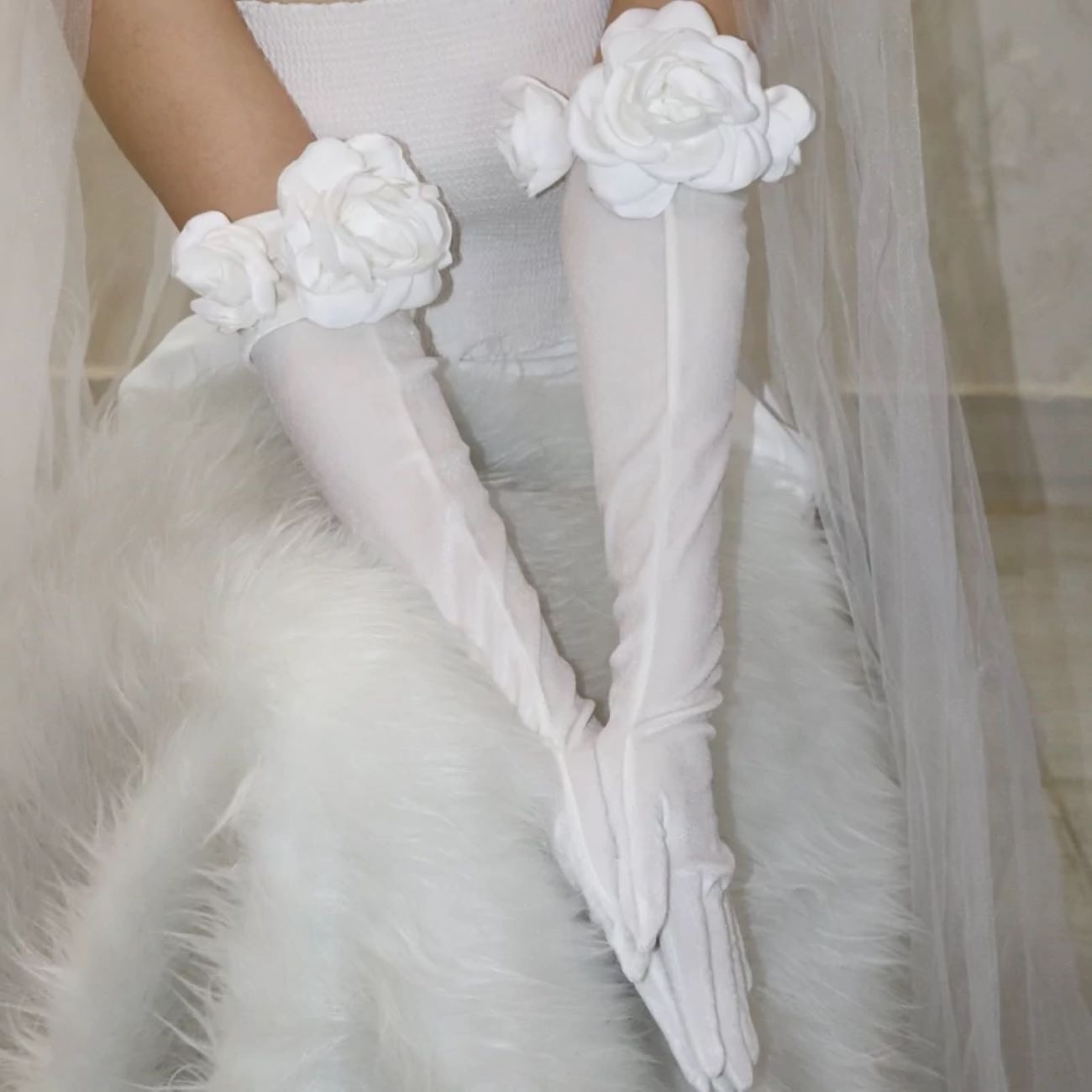 Brauthandschuhe mit Satinschmuckblumen – Geeignet für Hochzeiten und Zeremonien