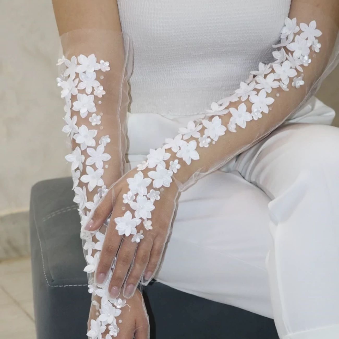 Brauthandschuhe mit Blumenmuster – Perfekt für Hochzeit und Empfang