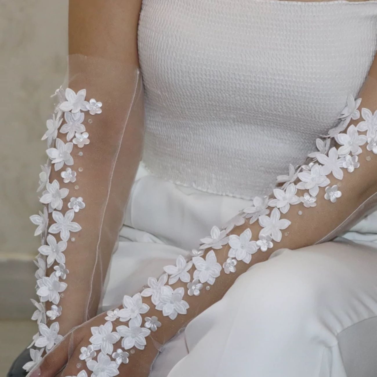 Brauthandschuhe mit Blumenmuster – Perfekt für Hochzeit und Empfang