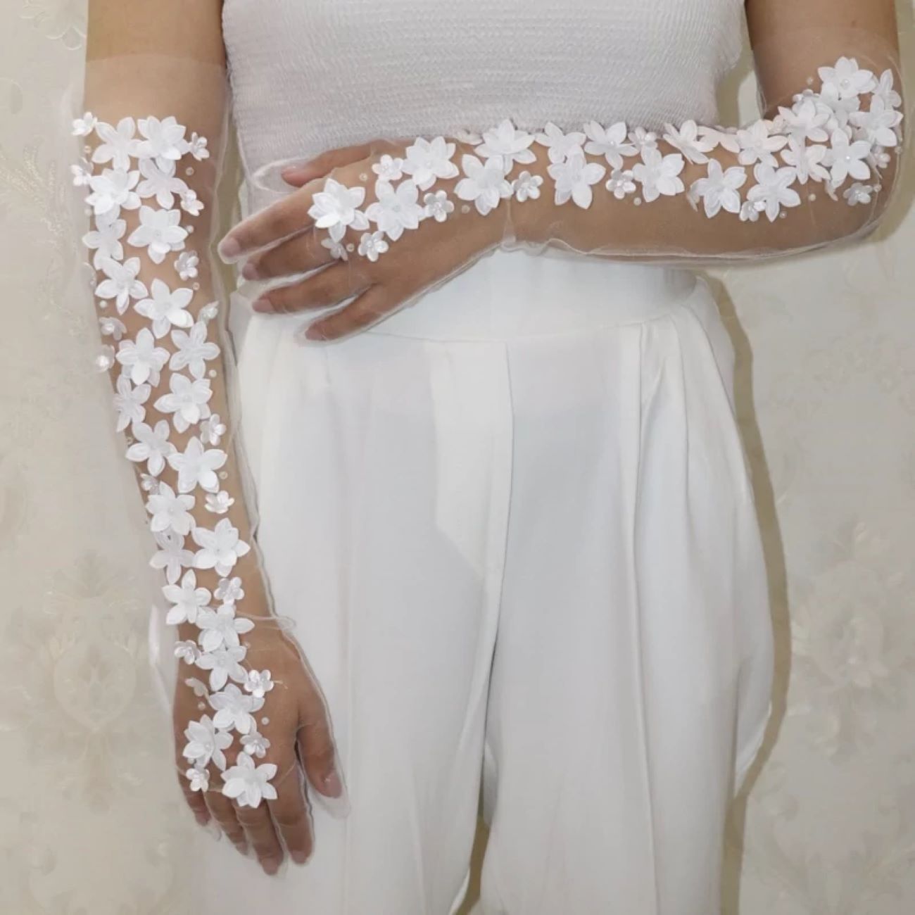 Brauthandschuhe mit Blumenmuster – Perfekt für Hochzeit und Empfang
