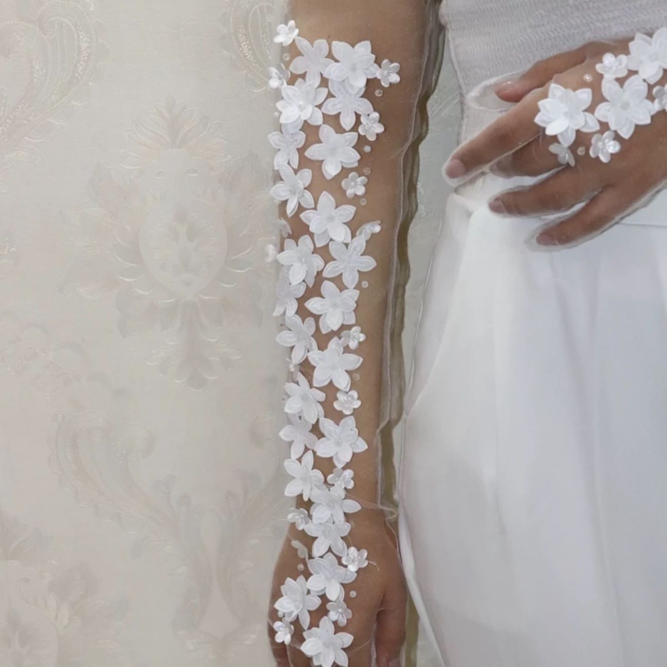 Brauthandschuhe mit Blumenmuster – Perfekt für Hochzeit und Empfang