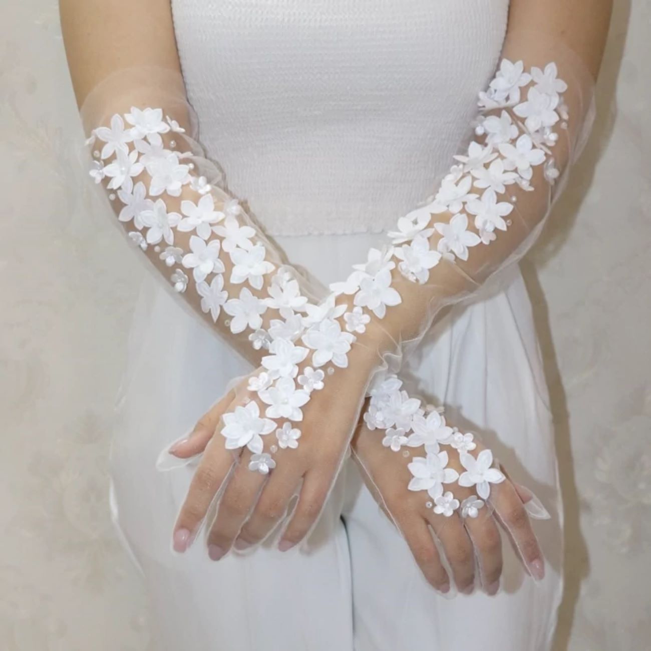 Brauthandschuhe mit Blumenmuster – Perfekt für Hochzeit und Empfang