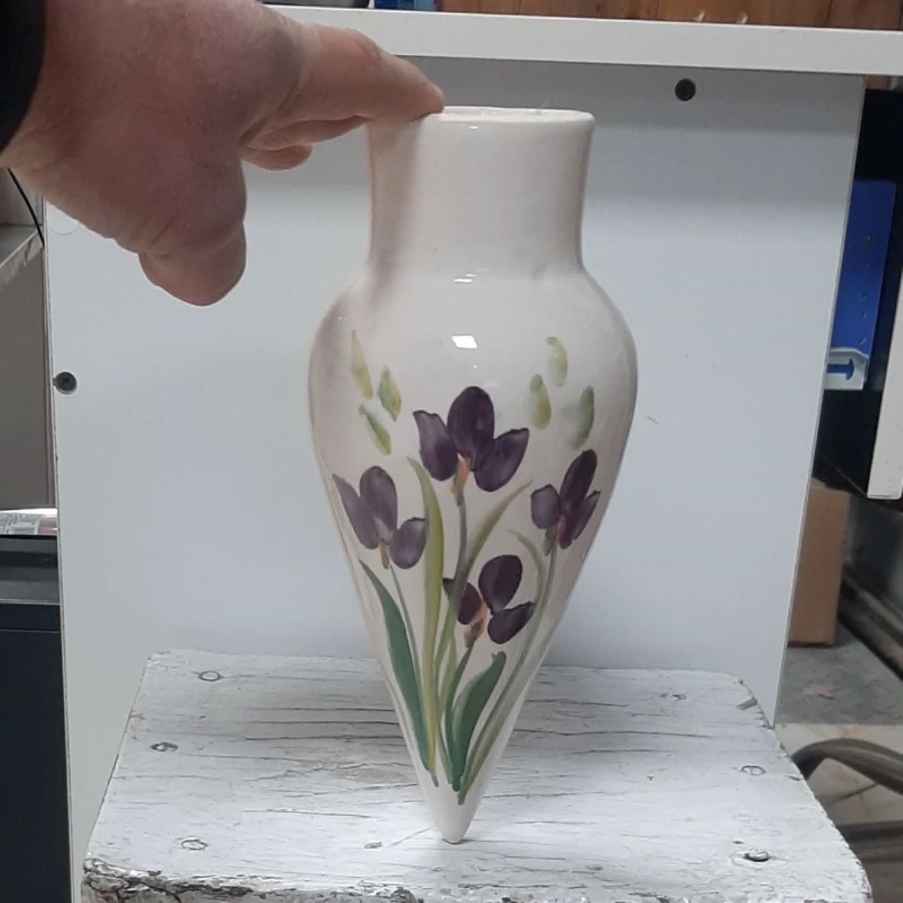 Keramische Wandvase in Kegelform – Blumenmuster (Höhe 25 cm)