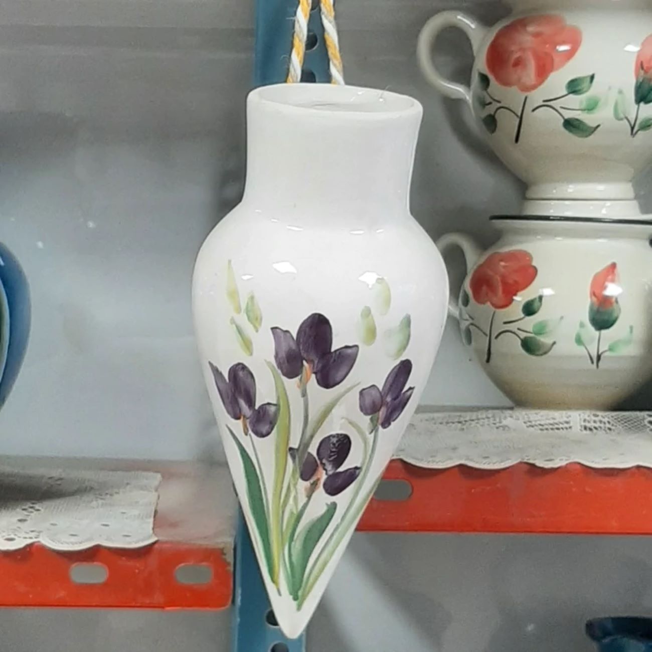 Keramische Wandvase in Kegelform – Blumenmuster (Höhe 25 cm)