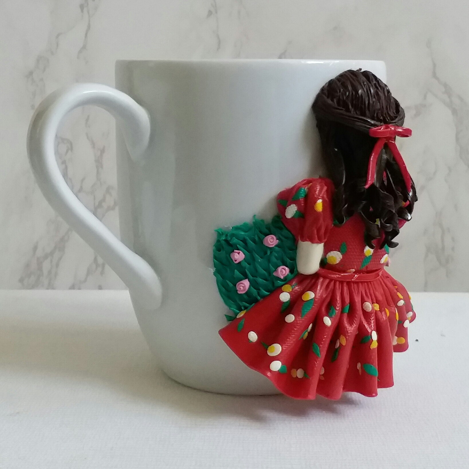 Keramiktasse – Handgemachtes Puppen-Design, Mädchen in Rot