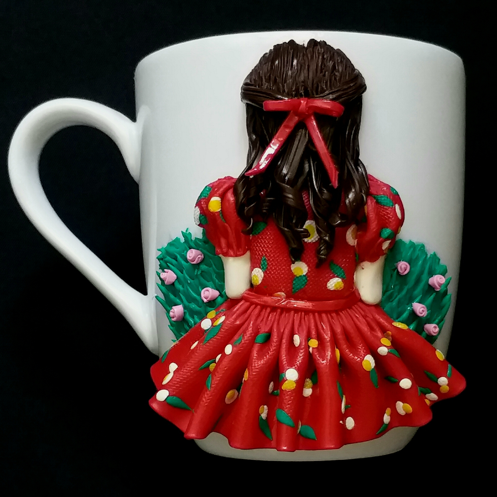 Keramiktasse – Handgemachtes Puppen-Design, Mädchen in Rot