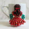Keramiktasse – Handgemachtes Puppen-Design, Mädchen in Rot