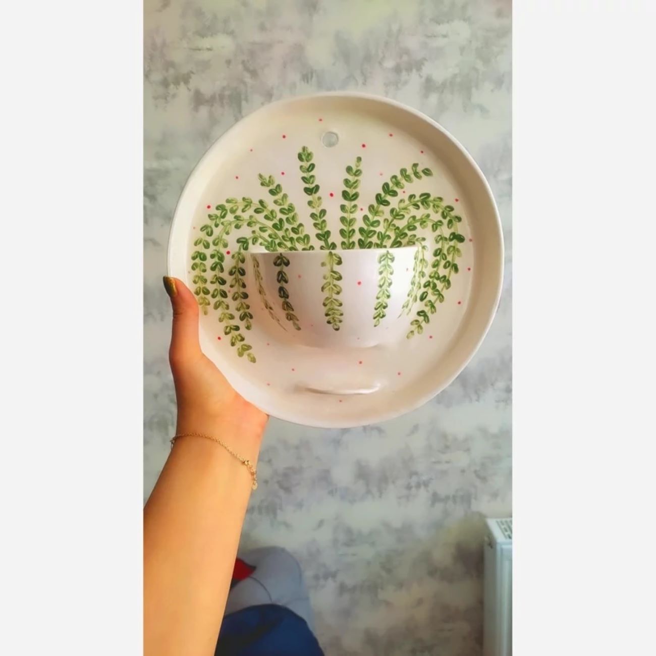 Wandpflanzgefäß aus Keramik – Topf mit elegantem Blättermuster