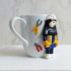 Charmante handgemachte Keramiktasse mit Ingenieur-Motiv