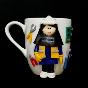 Charmante handgemachte Keramiktasse mit Ingenieur-Motiv