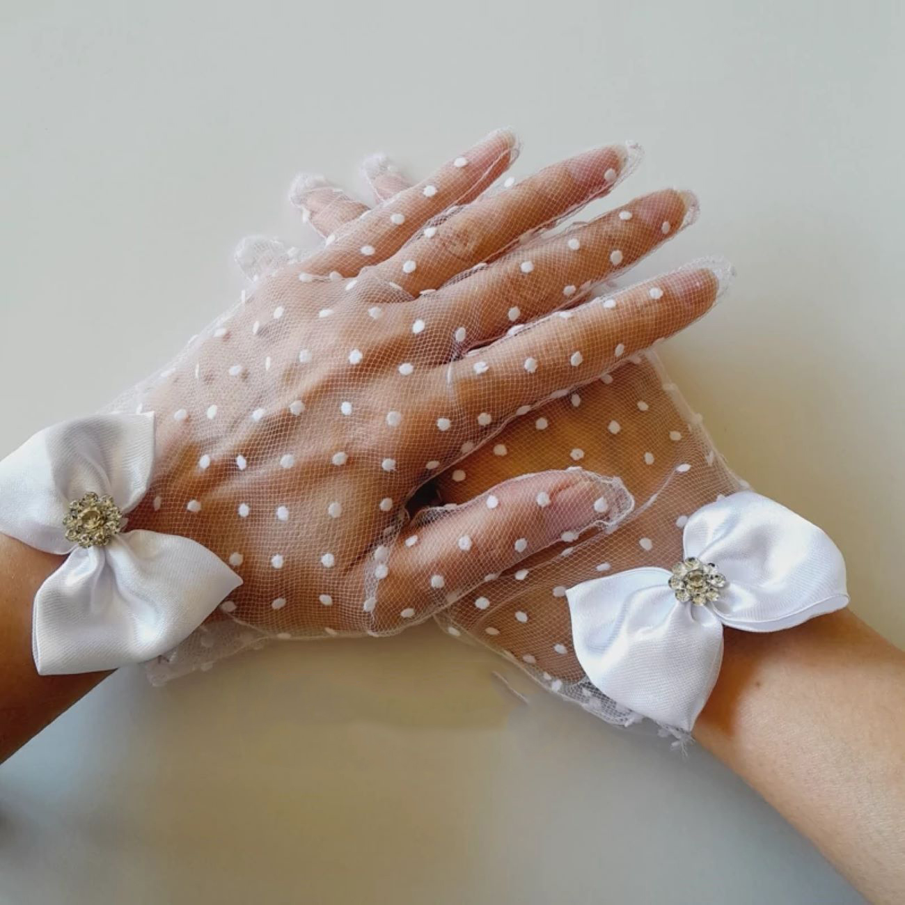 Schicke Brauthandschuhe mit Spitze, Perlen und Schleifen – Für Hochzeiten