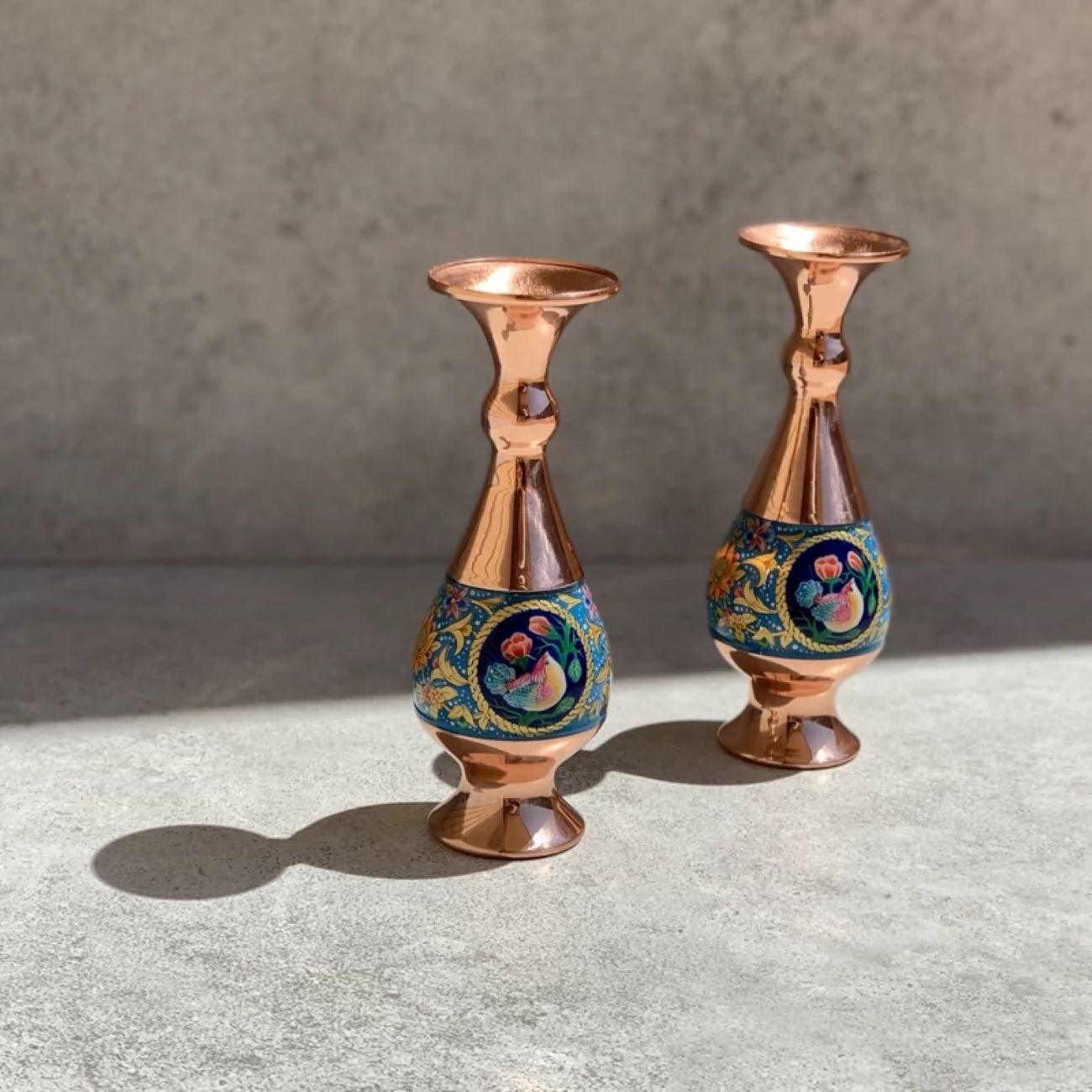 Kupfer- und Mina-Kari-Vase mit Gol-o-Morgh-Design, Größe 16 (2 Stück)
