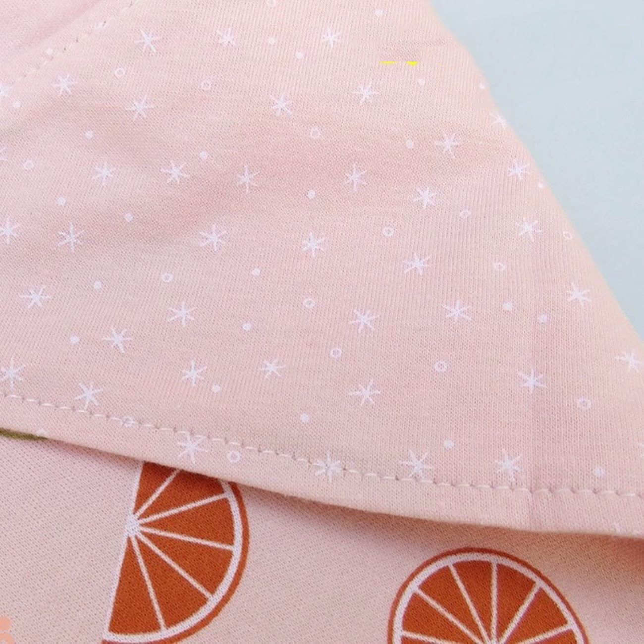 Baumwoll-Baby- und Kleinkind-Lätzchen mit Halstuch – Design in Rosa und Orange