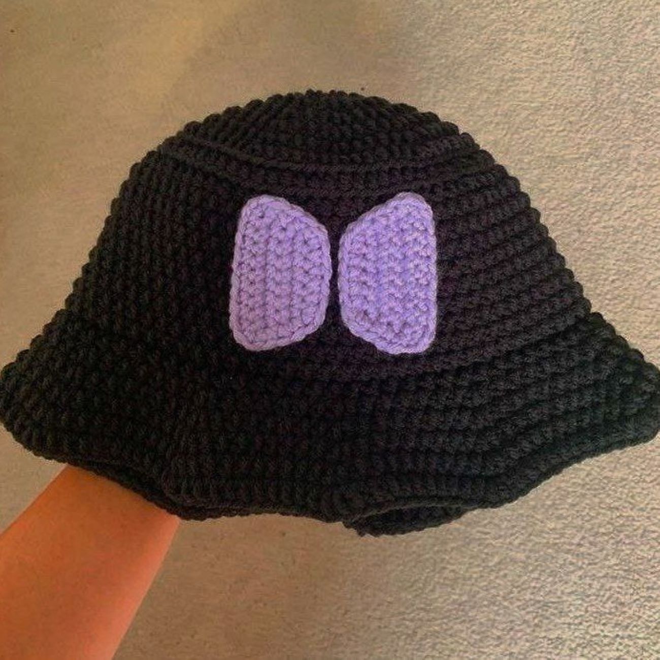 Gemütlicher gehäkelter Bucket Hat mit fröhlichem Schleifenmuster – Für modebewusste Looks