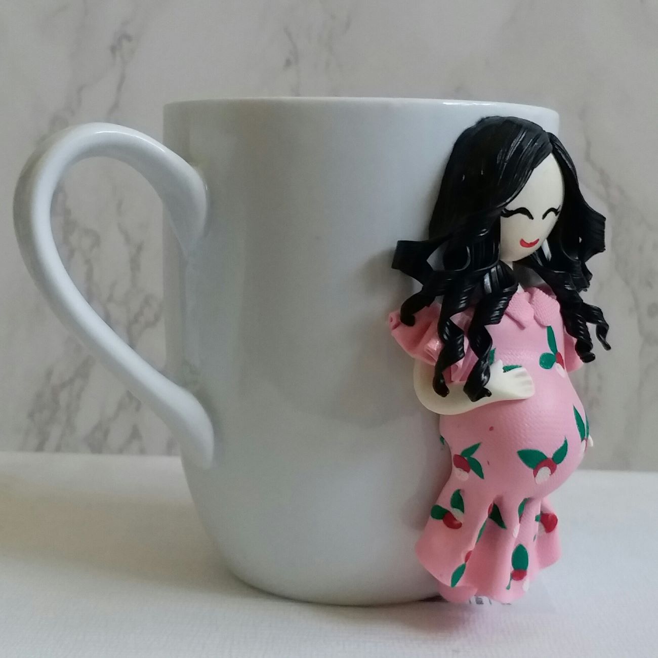 Elegante Keramiktasse mit Kunstmotiv schwangerer Frau