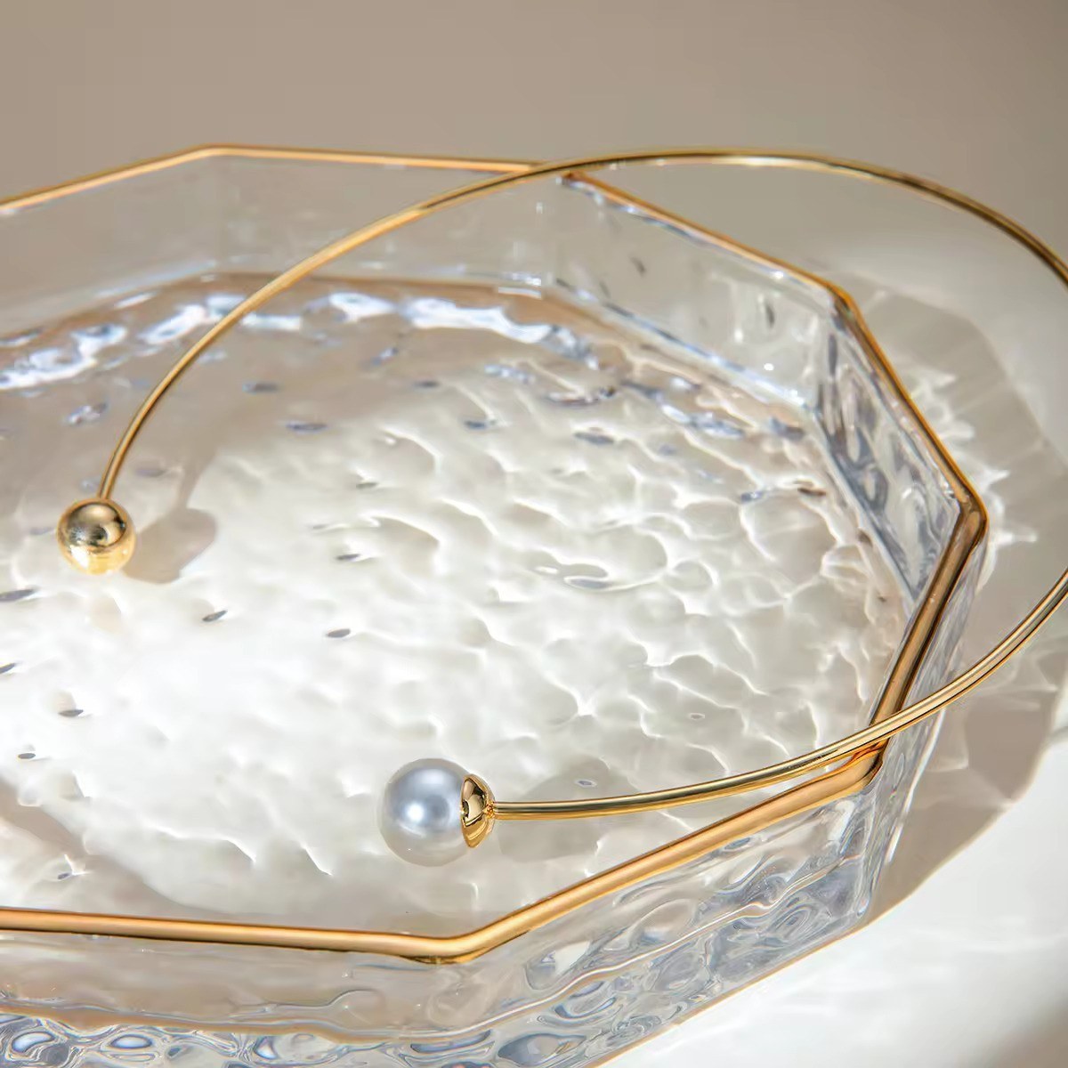 Vergoldete Choker mit Perlen & Perlenperlen – Elegante Halskette für Damen