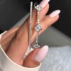 Elegantes Damen-Manschettenarmband mit Doppellinien – Van Cleef Design mit bunten Edelsteinen