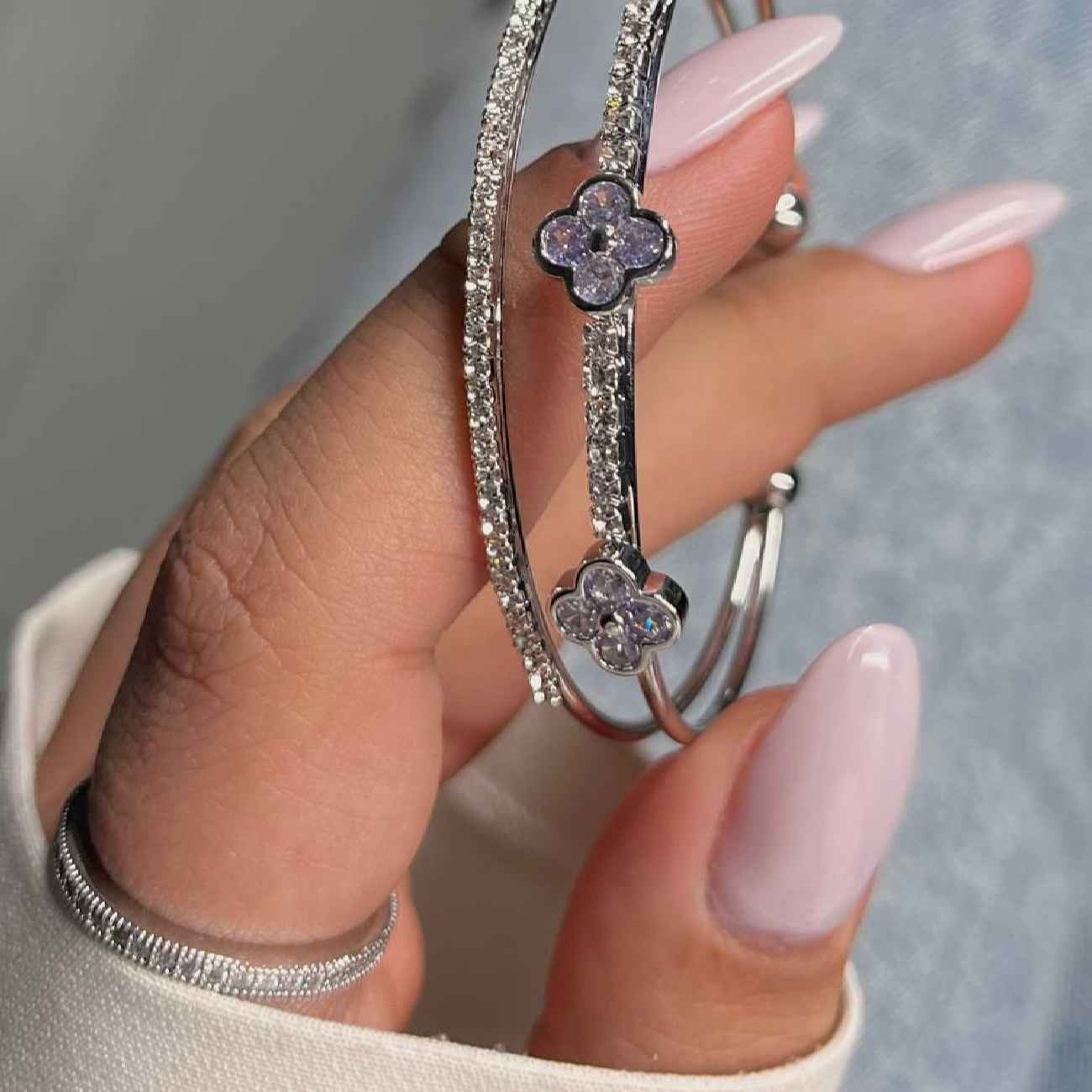 Elegantes Damen-Manschettenarmband mit Doppellinien – Van Cleef Design mit bunten Edelsteinen