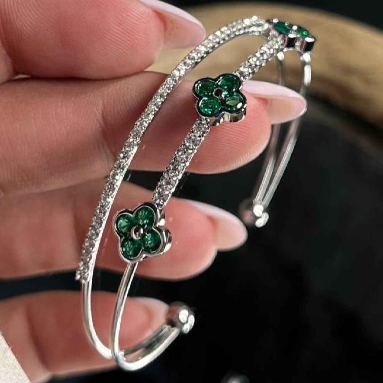 Elegantes Damen-Manschettenarmband mit Doppellinien – Van Cleef Design mit bunten Edelsteinen