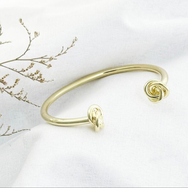 Elegant-Knot-Style-Bracelet-–-Non-Fading-Hypoallergenic-Everyday-Use-in-Gold-1