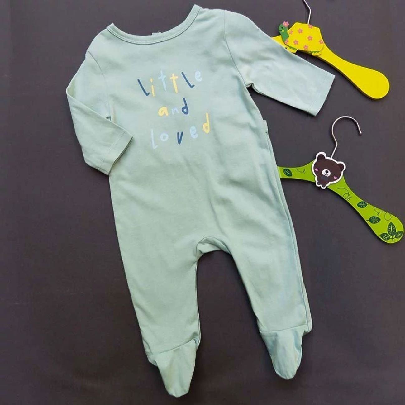 Unverzichtbarer Baby-Body – weiche, atmungsaktive Baumwolle, bequem zum Spielen und Schlafen