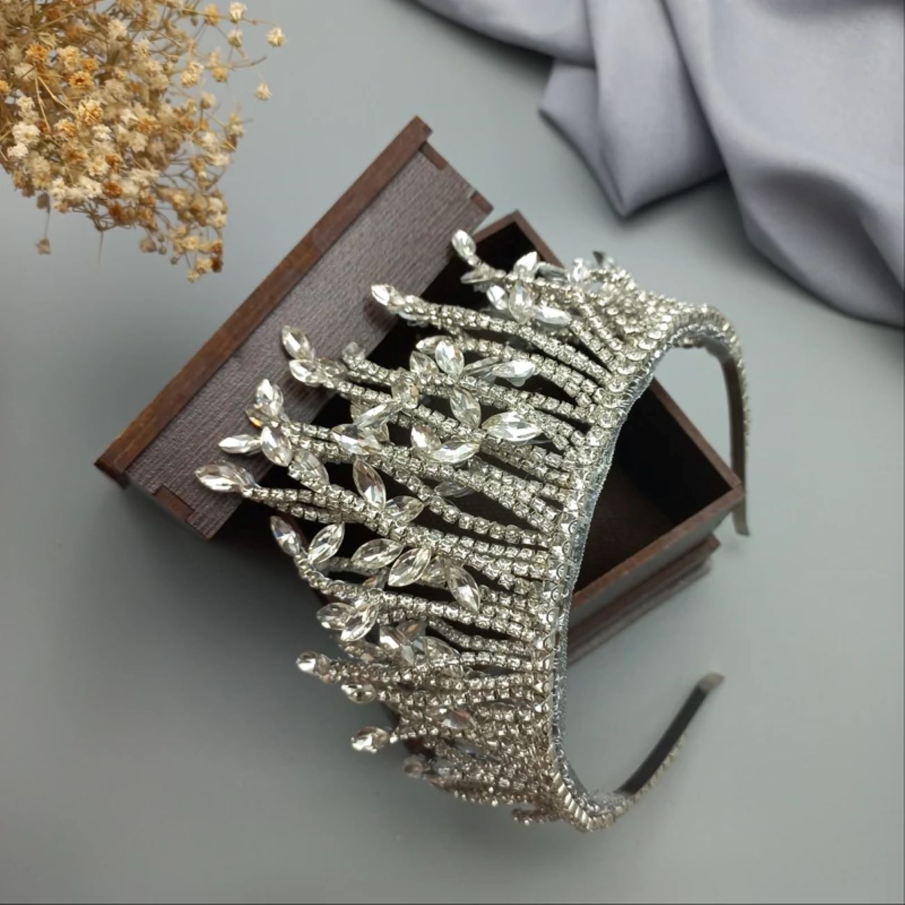 Exquisite Brautkrone mit hochwertigen Edelsteinen und Steinen