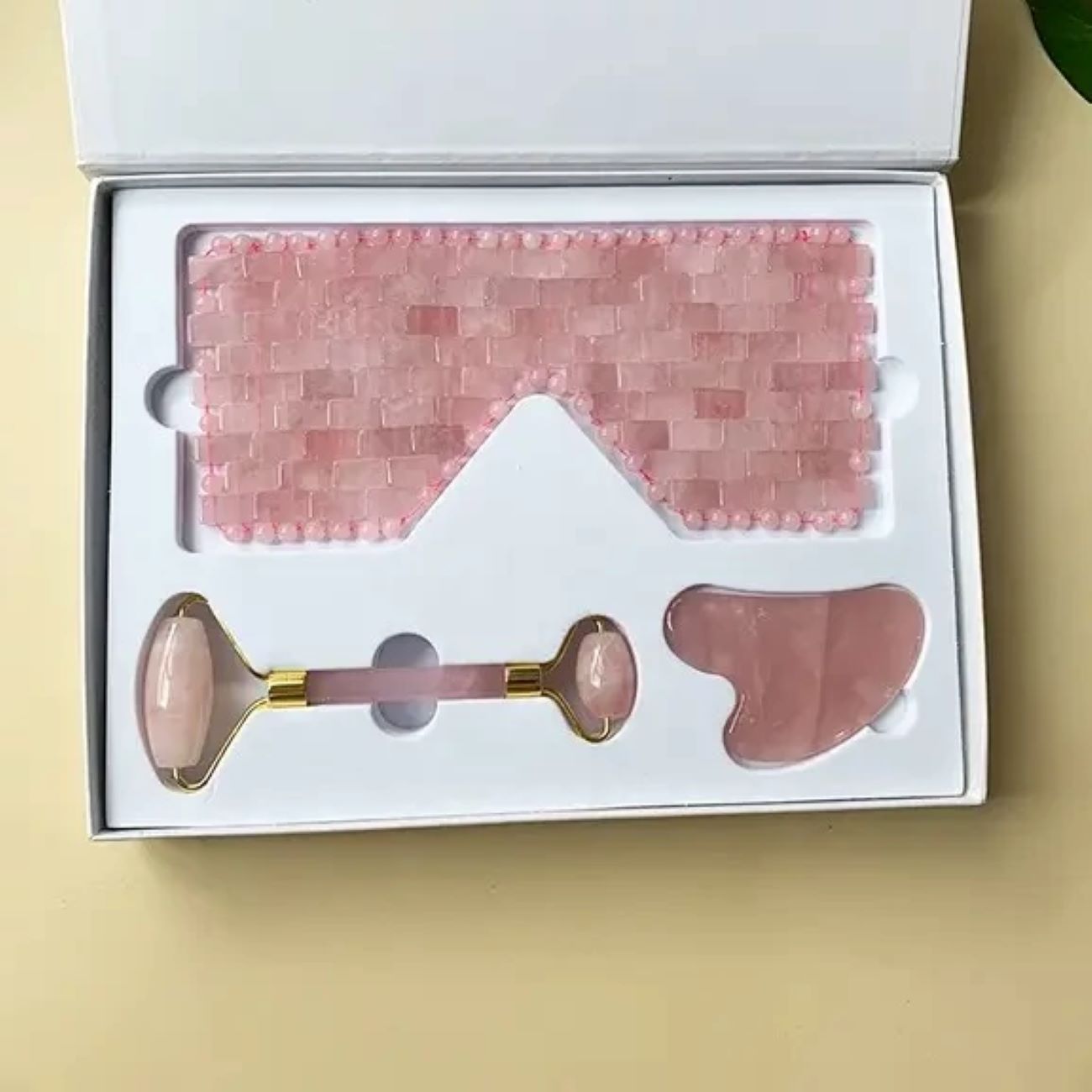 Gesichtsmassage-Set aus Rosenquarz inklusive Schlafmaske für die Augen