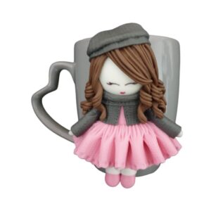Geschenkfähige handgemachte Tasse mit künstlerischem Motiv eines kleinen Mädchens
